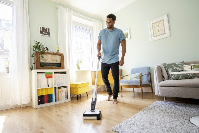 Vệ sinh nhà cửa nhanh chóng, sạch sẽ với cây lau nhà hút bụi Kaercher FC 2-4 Battery