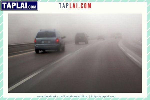 Xát định rõ lộ trình di chuyển khi lái xe đường sương mù