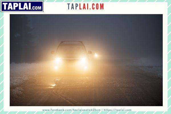 Sử dụng đèn pha hợp lý khi lái xe đường sương mù