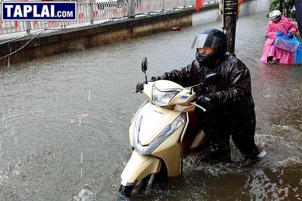 Cách xử lý xe máy bị ngập nước đúng cách trong mùa mưa